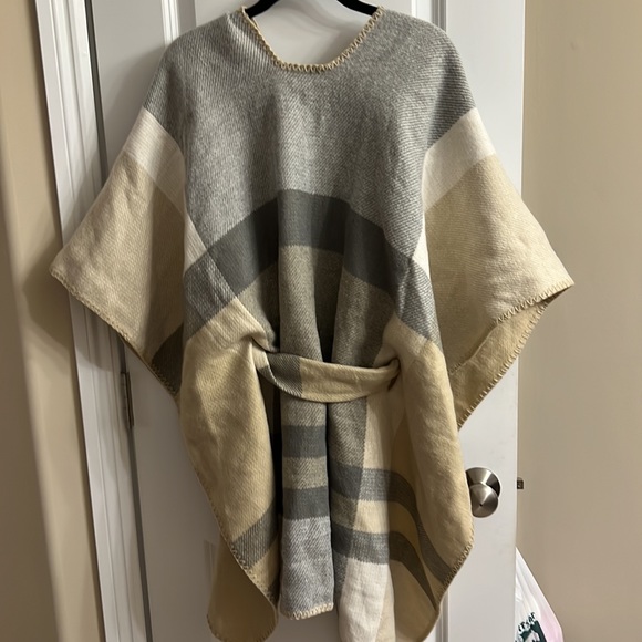 Francescas oversized sweater/shaw - Picture 4 of 6